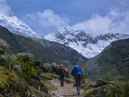 Trekking de campamento en la Cordillera Huayhuash al atardecer