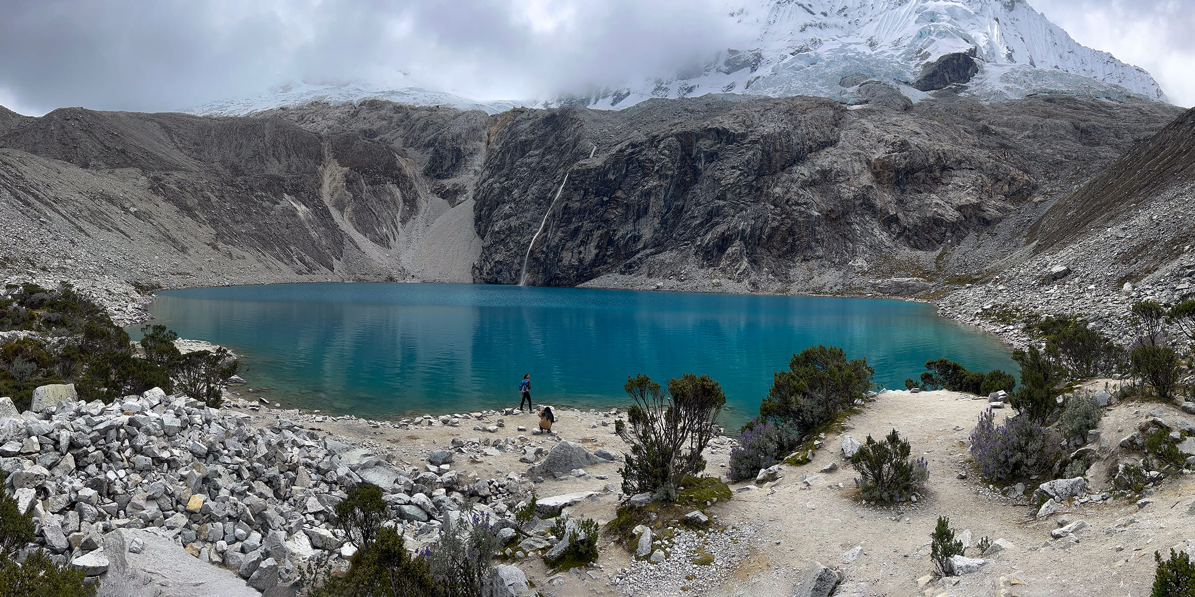 Laguna turquesa rodeada de nevados en la Cordillera Blanca, day hike a Laguna 69