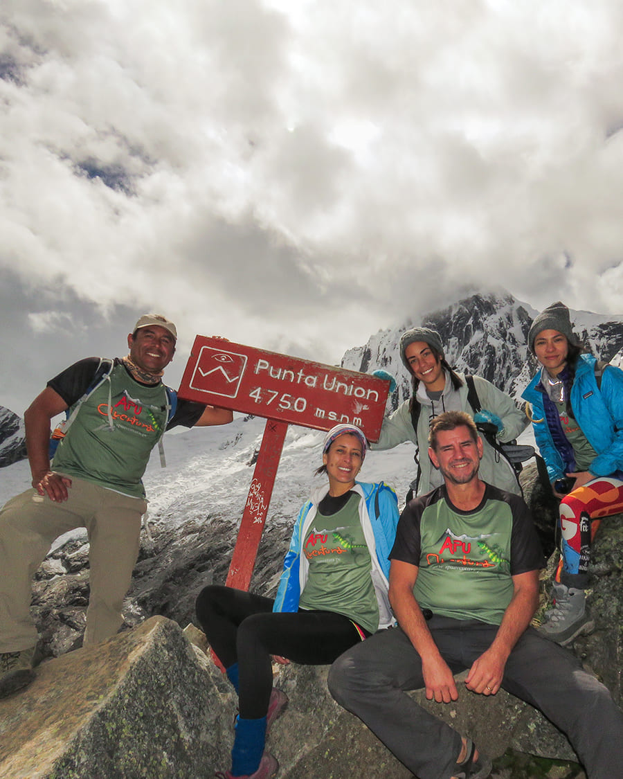 Guía certificado conduciendo un grupo por un sendero de la Cordillera Blanca, Caraz