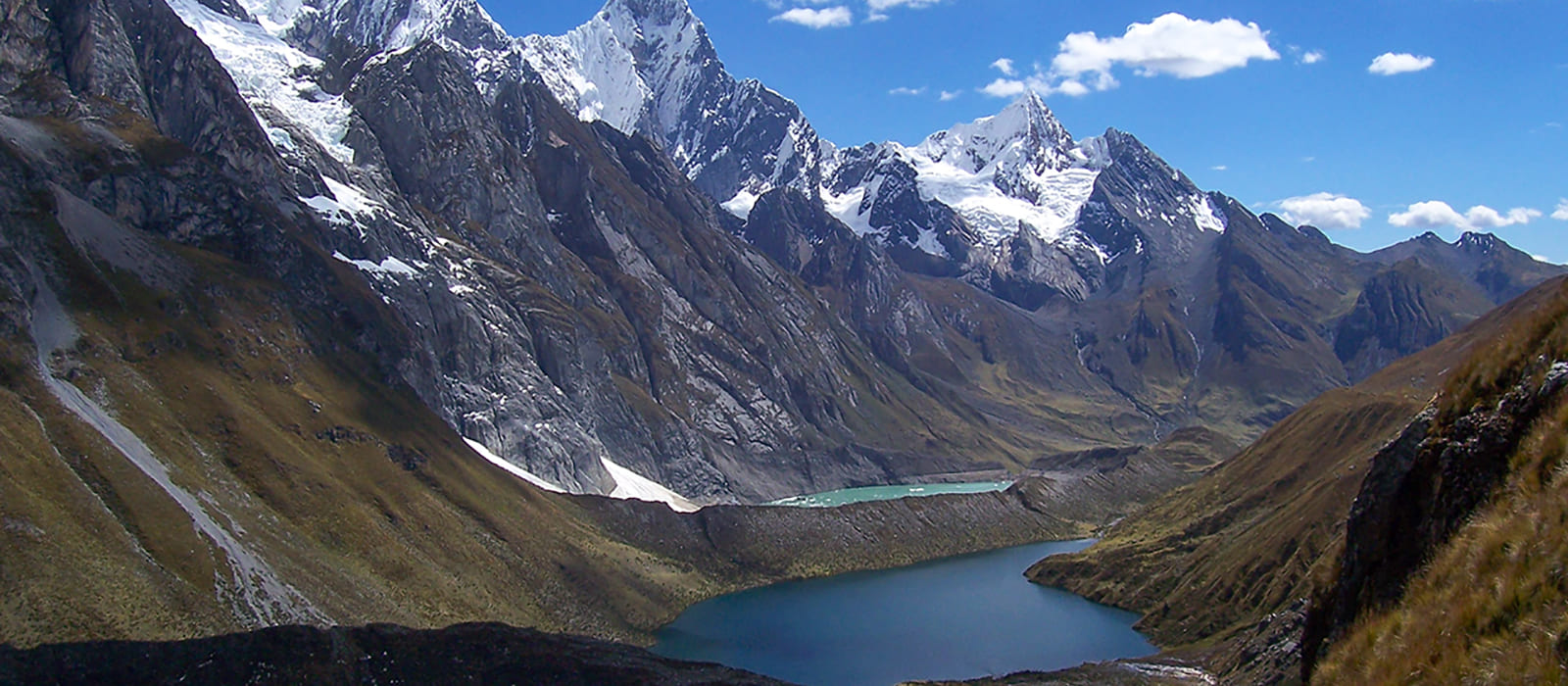Cordillera Huayhuash con el Yerupajá y lagunas de alta montaña, trekking de gran travesía