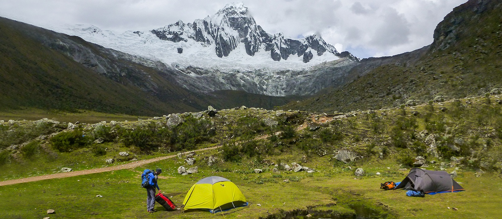 Equipo de guías, cocinero y arrieros en trek de campamento Guía principal, cocinero de campo y arrieros durante un trek de campamento en el Huayhuash