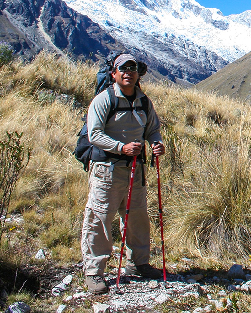 Luis Gerardo Rojas Lara, guía oficial de caminata Retrato de Luis Gerardo Rojas Lara, Guía Oficial de Caminata y director de Apu Aventura en Caraz