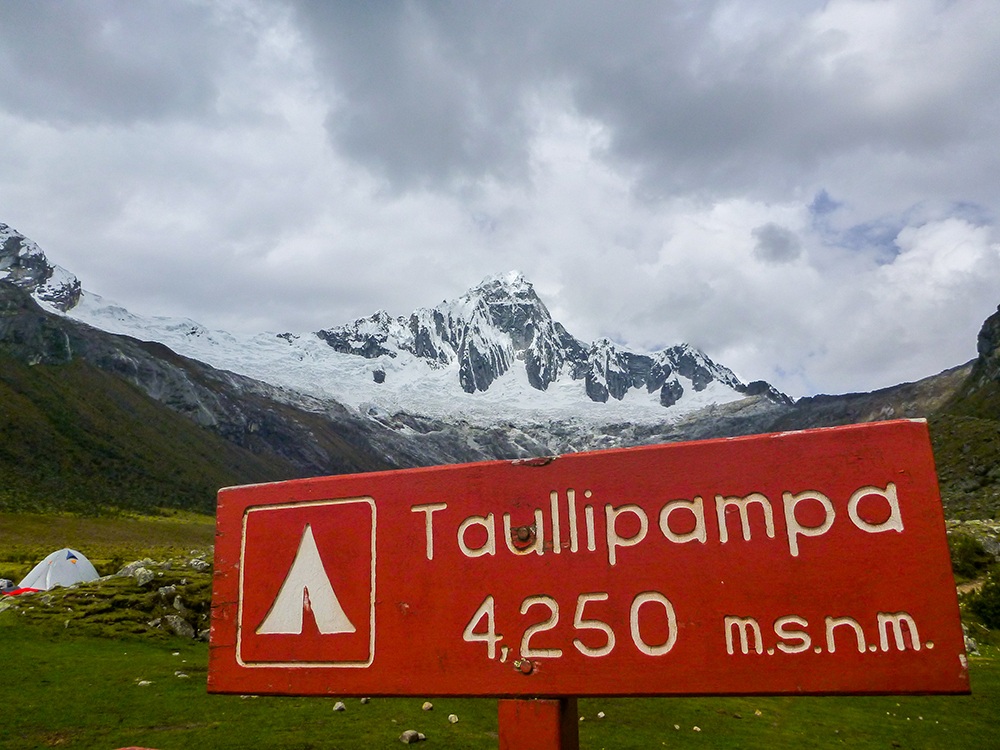 Turismo responsable en el Parque Nacional Huascarán Grupo de viajeros recibiendo sensibilización ambiental antes de una excursión en el Parque Nacional Huascarán