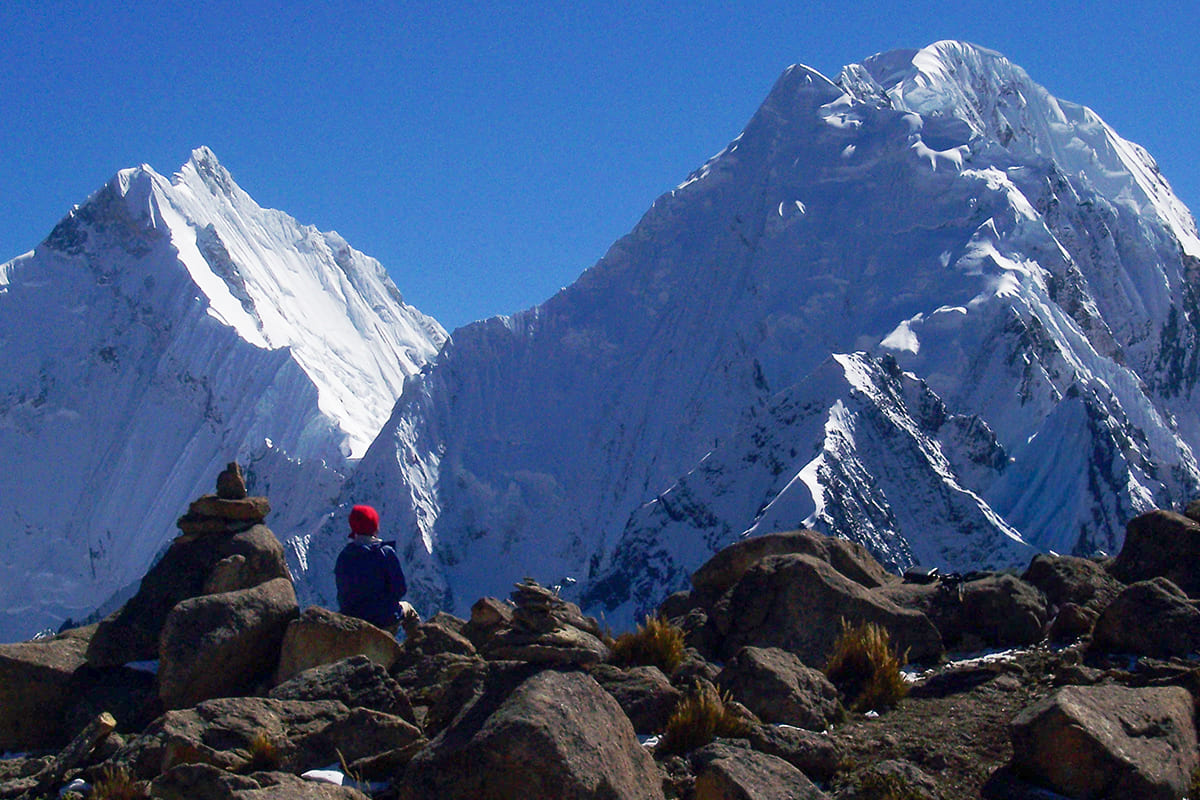 Paso de montaña y laguna turquesa en el Huayhuash Classic