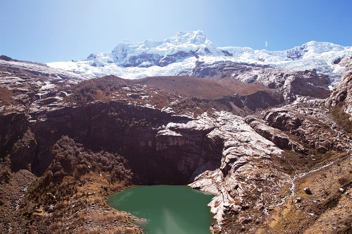 Laguna 513 al pie del nevado Hualcán, alternativa a Laguna 69 en la Cordillera Blanca