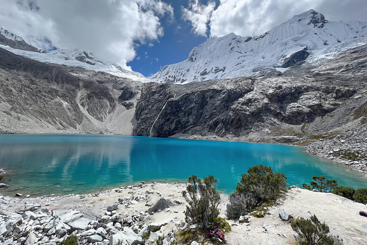 Laguna 69 de aguas esmeralda a los pies del nevado Chacraraju, Cordillera Blanca