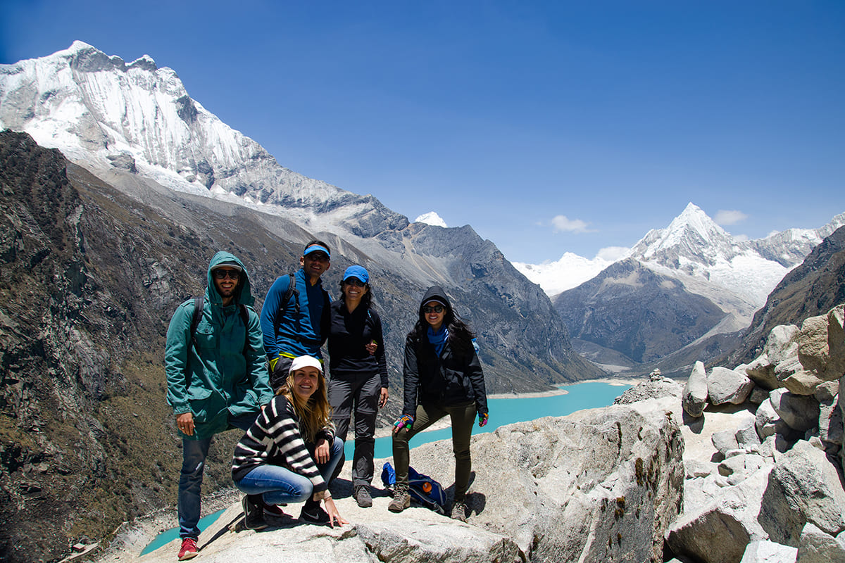 Laguna Parón de aguas turquesa frente al macizo Artesonraju, Cordillera Blanca