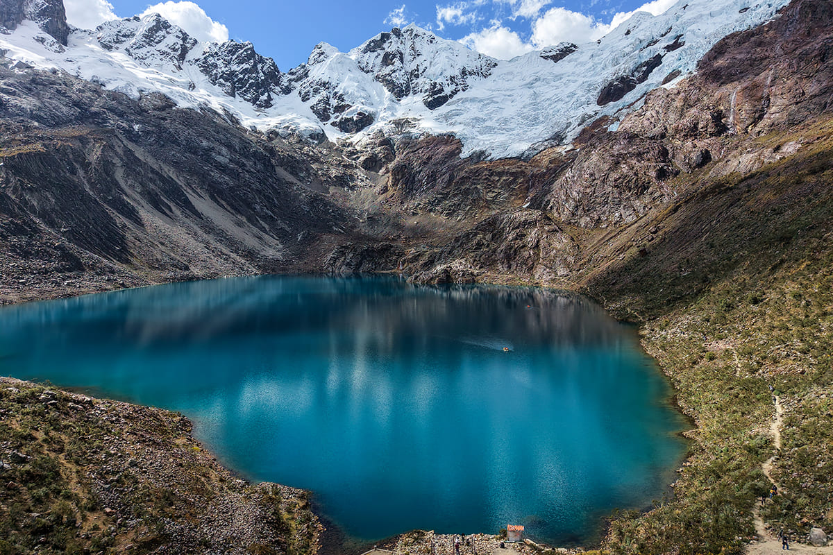 Laguna Rocotuyoc, laguna remota de alta montaña en la Cordillera Blanca