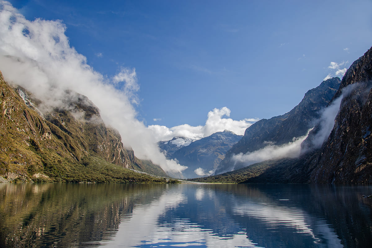 Lagunas Orconcocha y Chinancocha de aguas turquesa con el nevado Huascarán de fondo, Llanganuco