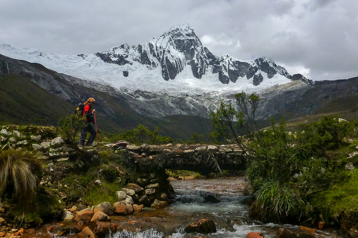 Travesía Los Cedros–Santa Cruz en la Cordillera Blanca con el Alpamayo al fondo