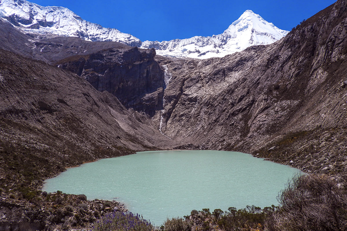 Laguna Artesoncocha rodeada de nevados en la Cordillera Blanca